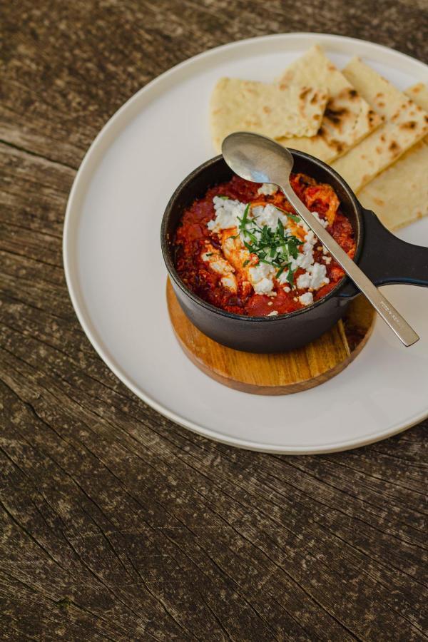 Kai 36 - Hotel Zwischen Fels Und Fluss Graz Dış mekan fotoğraf Baked eggs with tomato and feta cheese