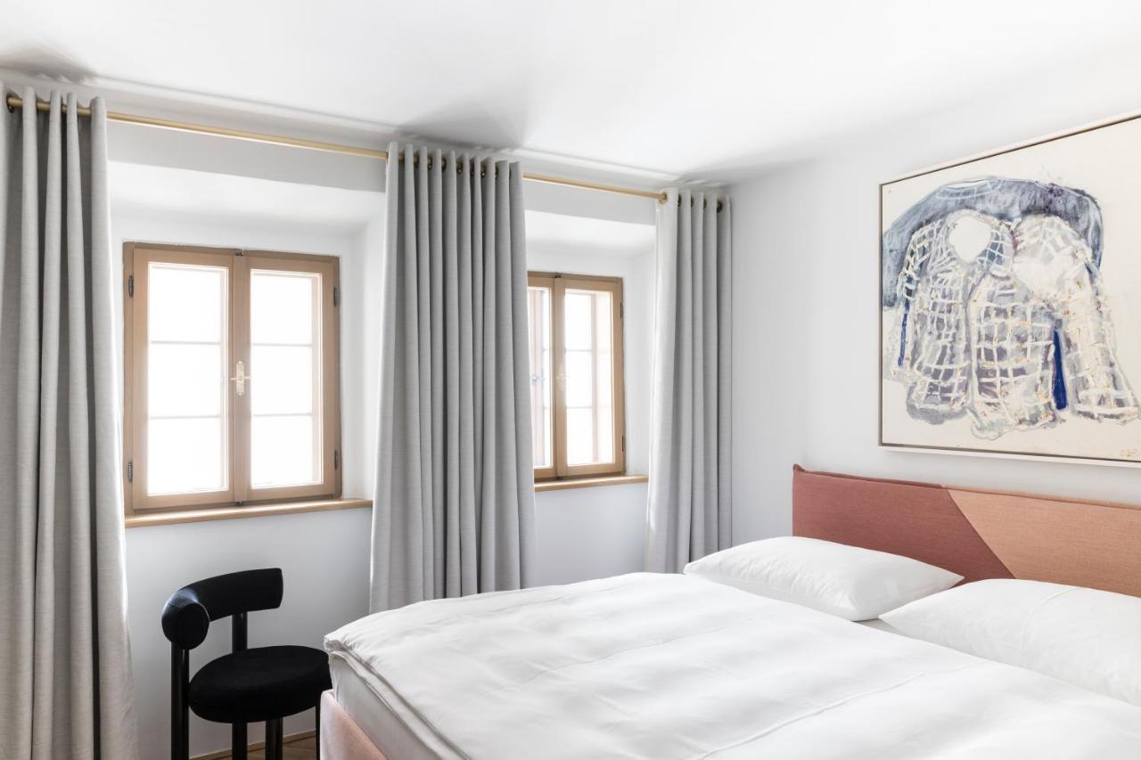 Kai 36 - Hotel Zwischen Fels Und Fluss Graz Dış mekan fotoğraf A bedroom with curtains