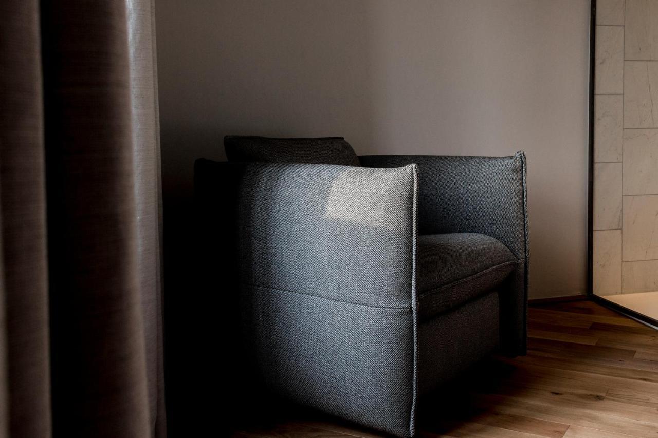 Kai 36 - Hotel Zwischen Fels Und Fluss Graz Dış mekan fotoğraf A chair