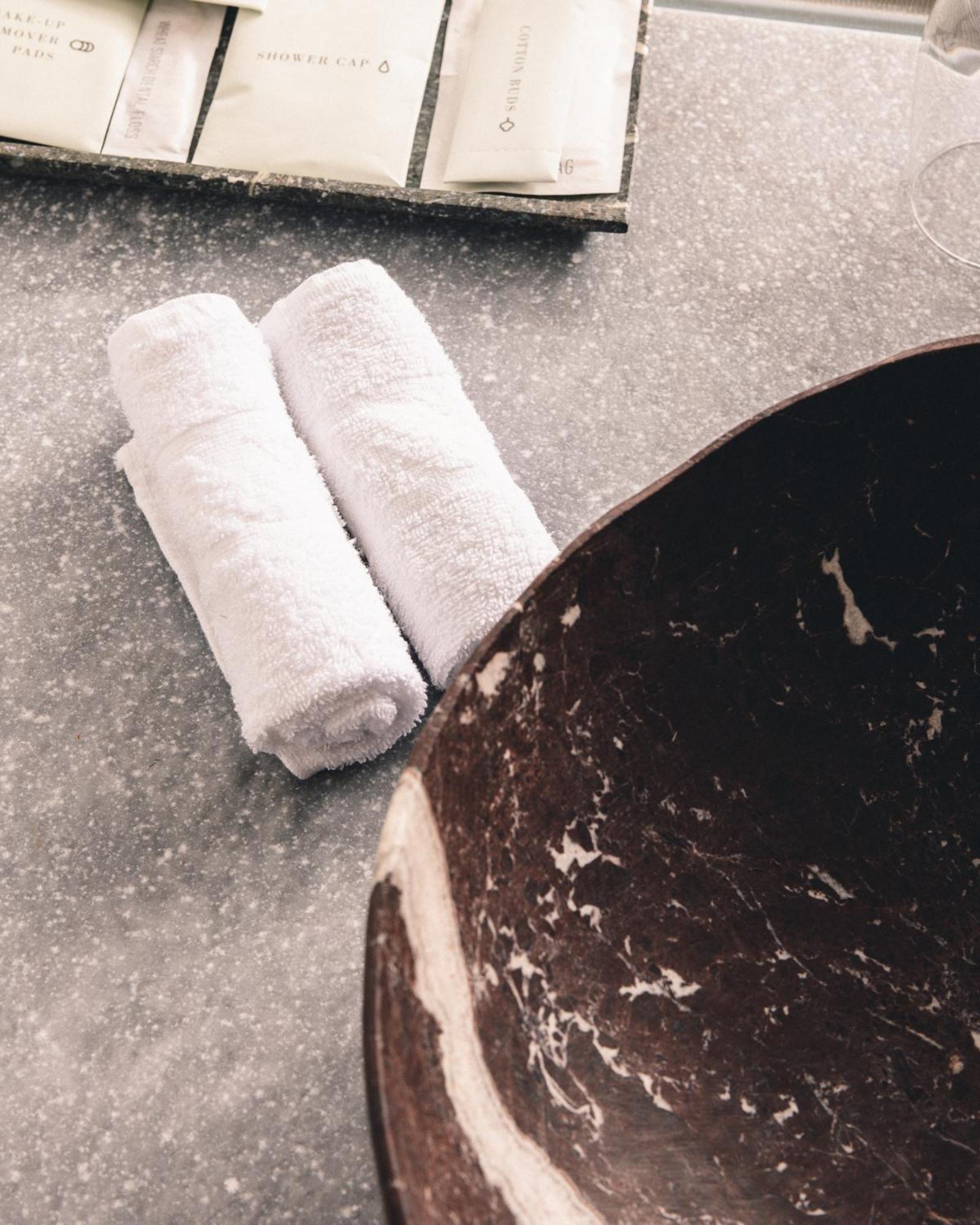 Kai 36 - Hotel Zwischen Fels Und Fluss Graz Dış mekan fotoğraf A pair of rolled towels